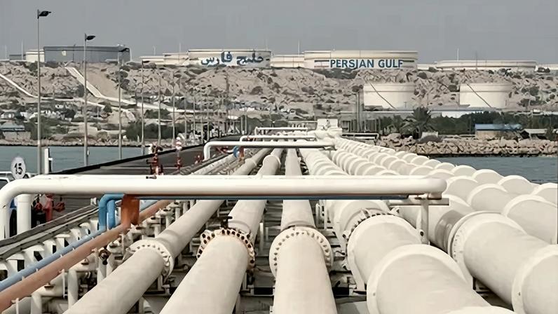 Vista geral do Terminal Petrolífero da Ilha de Kharg, a 25 km da costa iraniana no Golfo Pérsico e a 483 km a noroeste do Estreito de Ormuz, no Irã, em 12 de março de 2017. O Terminal Petrolífero da Ilha de Kharg leva o petróleo iraniano para o mercado mundial.