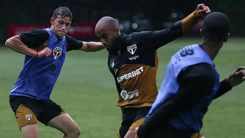 Crespo testa formações do São Paulo com jovens de Cotia contra Chapecoense