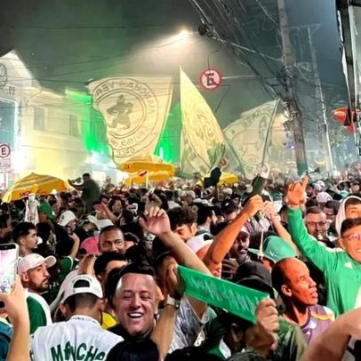 Torcida do Palmeiras lota arredores do Allianz para comemorar título paulista