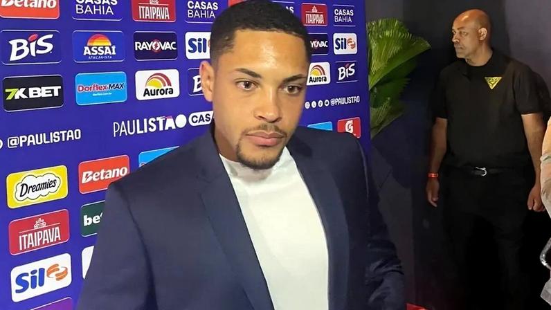 Vitor Roque durante premiação do Paulistão