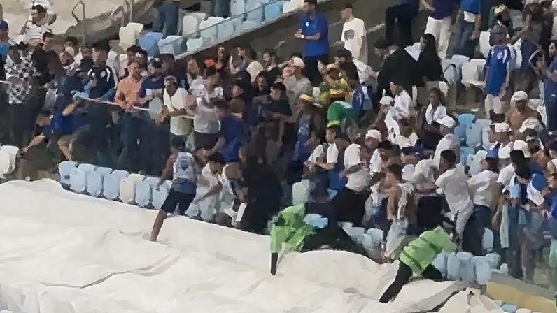 Confusão entre torcedores de Flamengo e Cruzeiro no Maracanã (Foto: Lucas Bayer/Lance!)