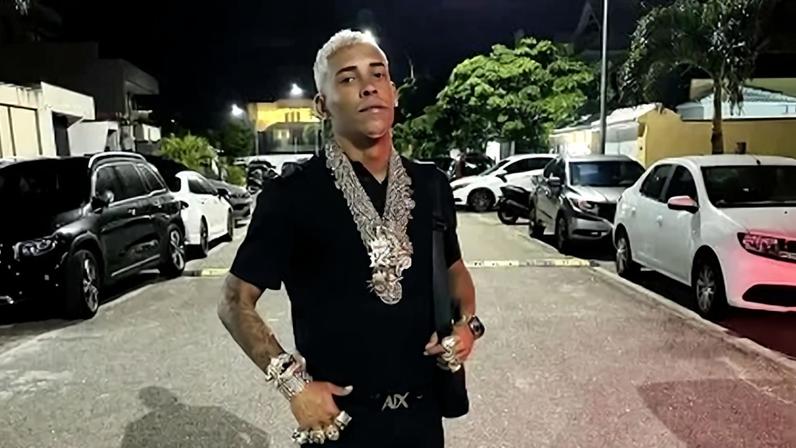 Policia Civil faz perícia na casa de MC Poze do Rodo após assalto.