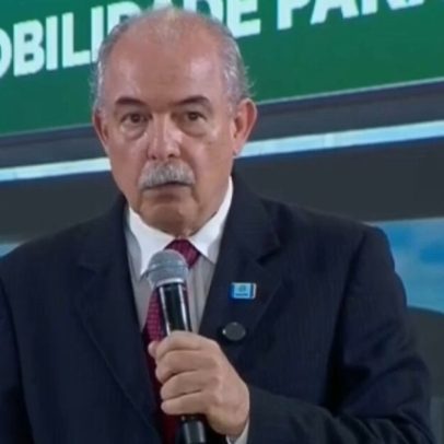 Mercadante critica ausência de Tarcísio em cerimônia e cobra assinatura