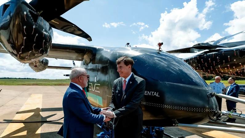 Lula e o presidente da Embraer, Francisco Gomes Neto
