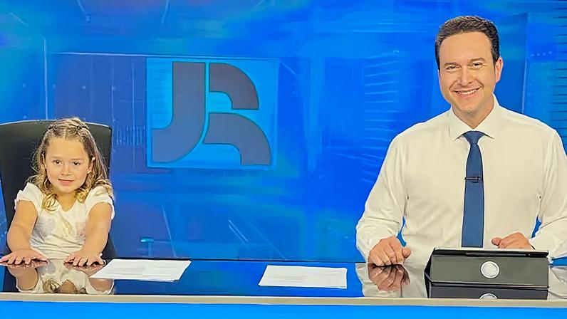 Malu visitou os estúdios da RECORD e acompanhou Edu Ribeiro em um de Jornal da Record