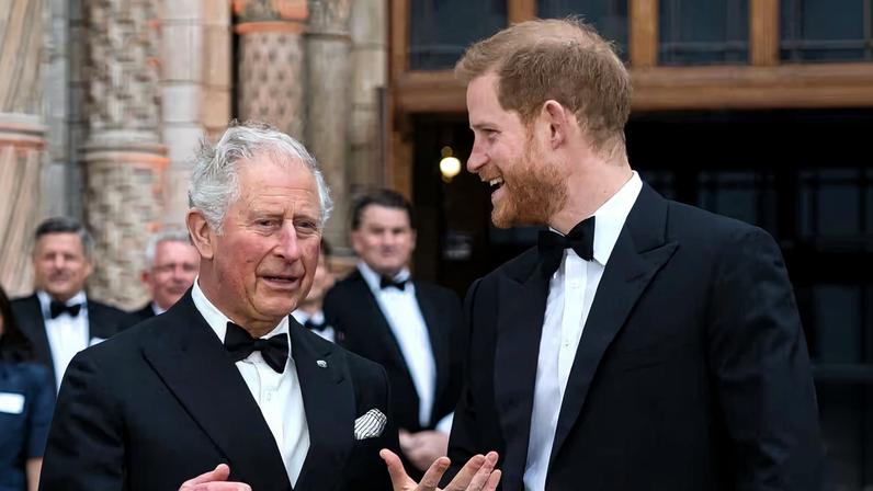 Príncipe Harry aguarda convite do rei Charles para veraneio em família