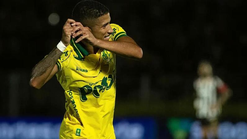 Igor Formiga comemora gol pelo Mirassol contra o Santos com gestual de tênis (Foto: Cleder Rodrigues Damasceno/RP FOTOPRESS/GazetaPress)