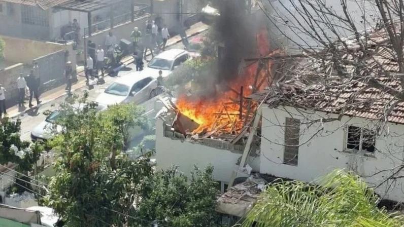 Irã e Hezbollah atacam Israel; destroços atingem residências