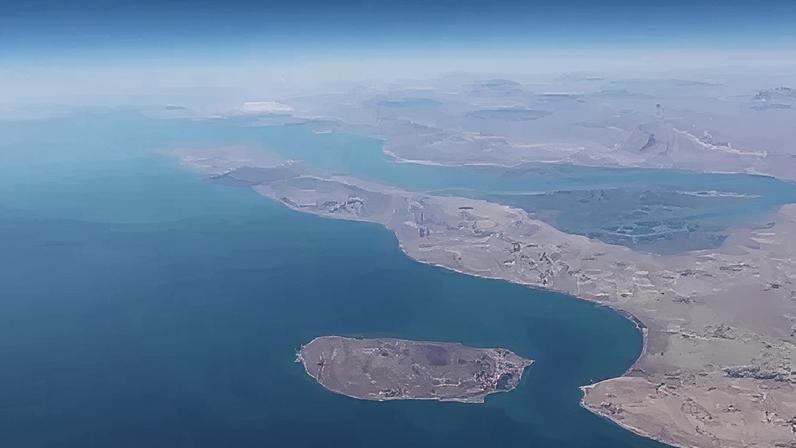 Imagem aérea da região próxima ao Estreito de Ormuz, por onde passa cerca de um quinto do petróleo mundial diariamente