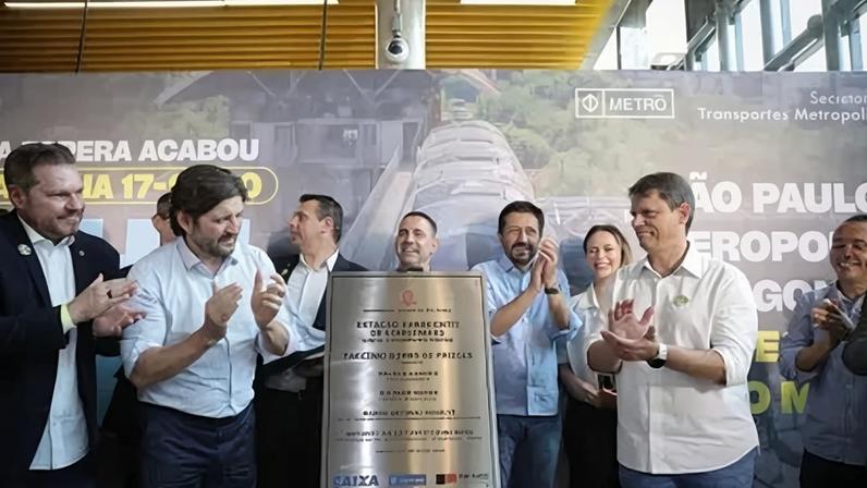 Imagem mostra evento de inauguração da nova Linha 17-Ouro nesta terça-feira (31)