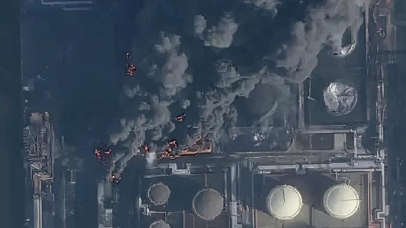 Imagens de satélite mostram fumaça subindo do porto russo de Ust-Luga após ataque ucraniano