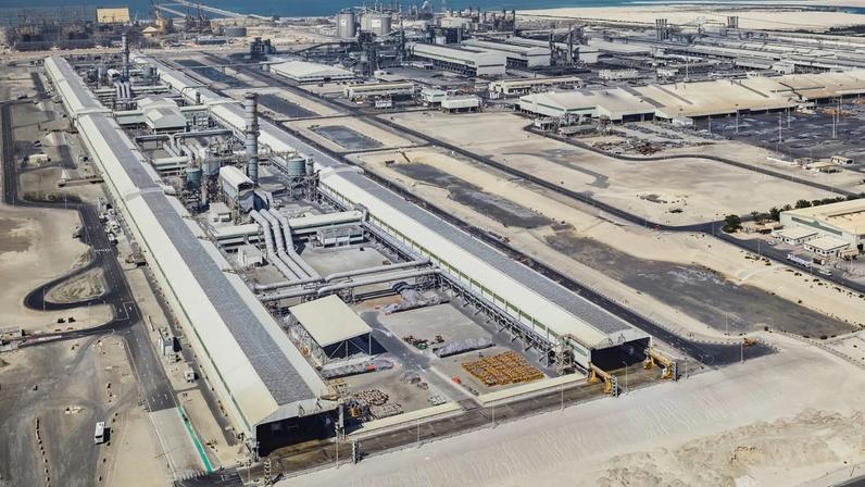Planta industrial de alumínio da Emirates Global Aluminium de Al Taweelah