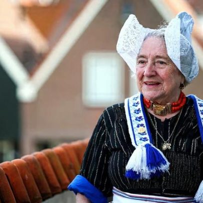 Na Holanda moderna, morador mantém vivo o traje tradicional holandês