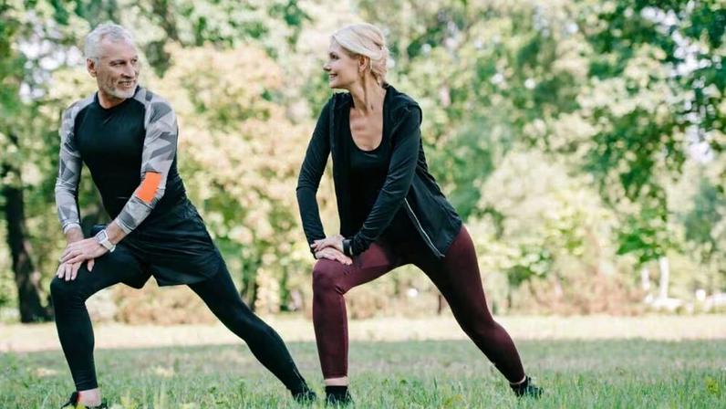 É possível ganhar força com musculação após os 65 anos