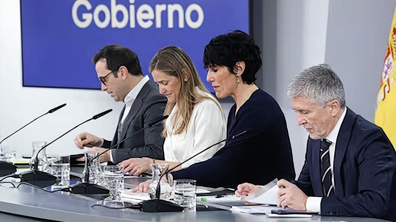 Los ministros de Interior, Fernando Grande Marlaska; de Inclusión, Seguridad Social y Migraciones y portavoz del Gobierno, Elma Saiz; la vicepresidenta tercera y ministra para la Transición Ecológica y el Reto Demográfico, Sara Aagesen y el de Economía, Carlos Cuerpo, durante la rueda de prensa posterior a la reunión del Consejo de Ministros, este martes en el Palacio de la Moncloa.