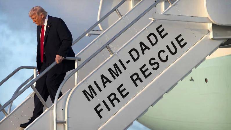 Trump tras bajar del Air Force One, este sábado, en Miami.