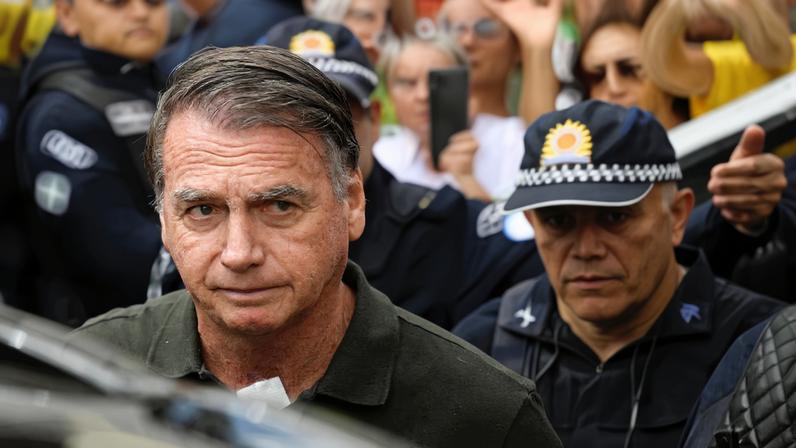 Ex-presidente preso Bolsonaro é levado ao hospital após mal-estar