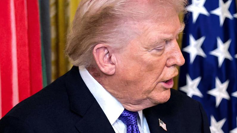 Casa Branca diz que Trump usa tratamento preventivo para erupção no pescoço