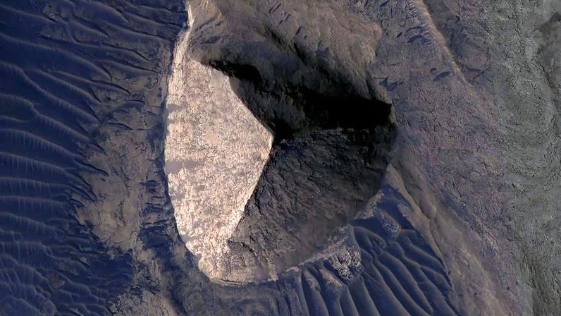 Formação em Marte impressiona por semelhança com pirâmide, mas tem origem natural (Imagem: NASA/JPL-Caltech/UArizona)