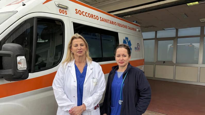 Desde la izquierda, la jefa de Urgencia del Hospital de Lamezia Terme, Lucia Orlando Settembrini, junto a la doctora cubana Miladis Hernández Velázquez, este jueves.