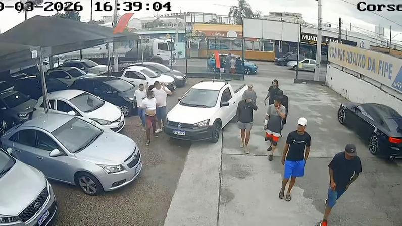 Homens roubam carros em Florianópolis, Santa Catarina