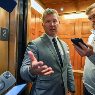 Manifestante anti-guerra fica ferido em confronto com senadora Sheehy no Capitol Hill