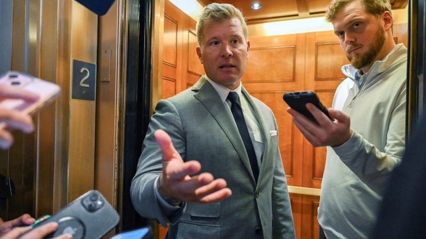 Manifestante anti-guerra fica ferido em confronto com senadora Sheehy no Capitol Hill