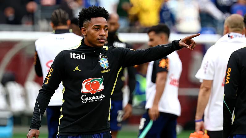 Vini Jr. desfalca treino da seleção após folga na Disney com Virgínia