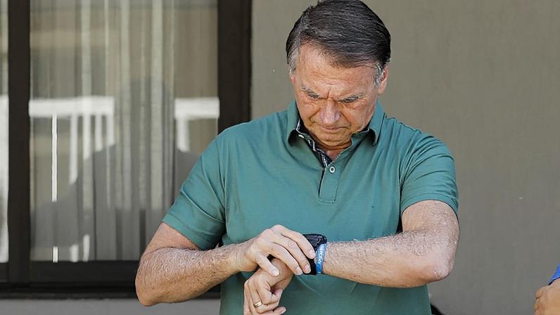 O ex-Presidente Jair Bolsonaro na frente da sua casa, em condomínio de Brasília, no 5º dia do julgamento de tentativa de golpe de Estado no STF