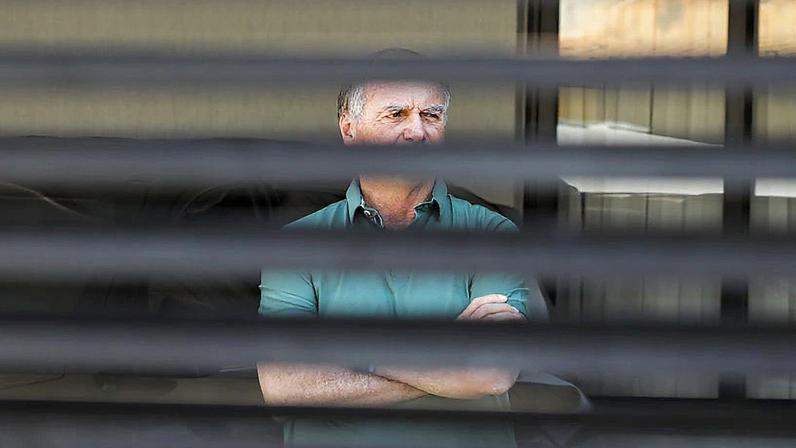 Jair Bolsonaro trata de uma broncopneumonia bacteriana no Hospital DF Star, em Brasília; na imagem, o ex-presidente na frente da sua casa, quando ainda estava em prisão domiciliar, em setembro de 2025