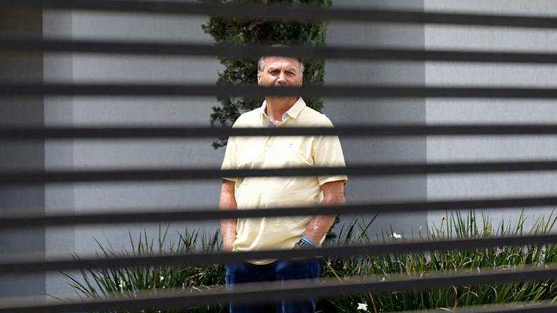 Na imagem, Bolsonaro em casa em 3 de setembro de 2025; ex-presidente retornou ao local para cumprir prisão domiciliar