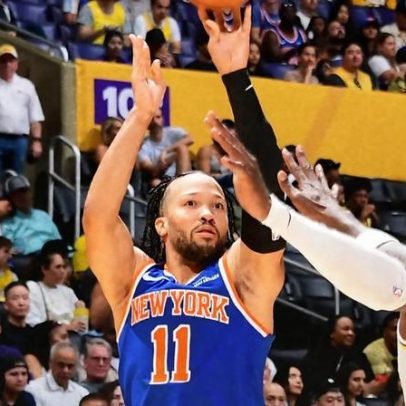Técnico do Knicks, Mike Brown, fica irritado após derrota para o Lakers