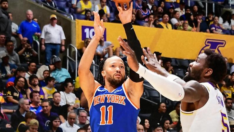 Técnico do Knicks, Mike Brown, fica irritado após derrota para o Lakers