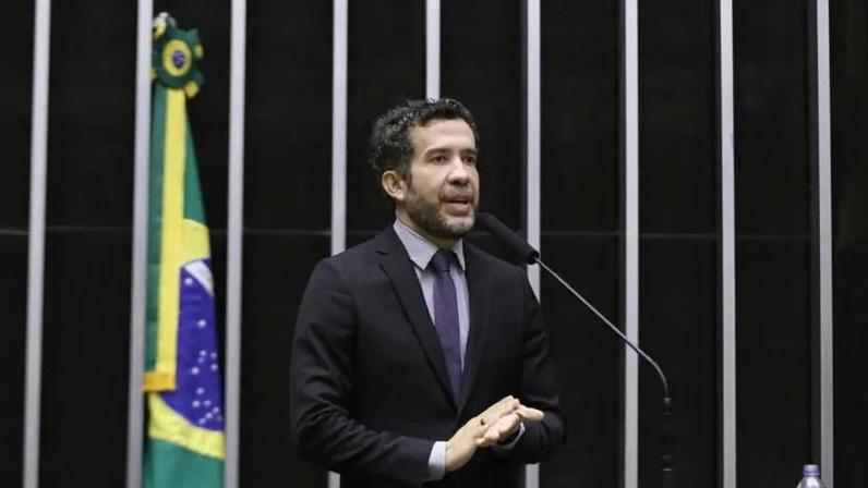 Na imagem, o deputado André Janones