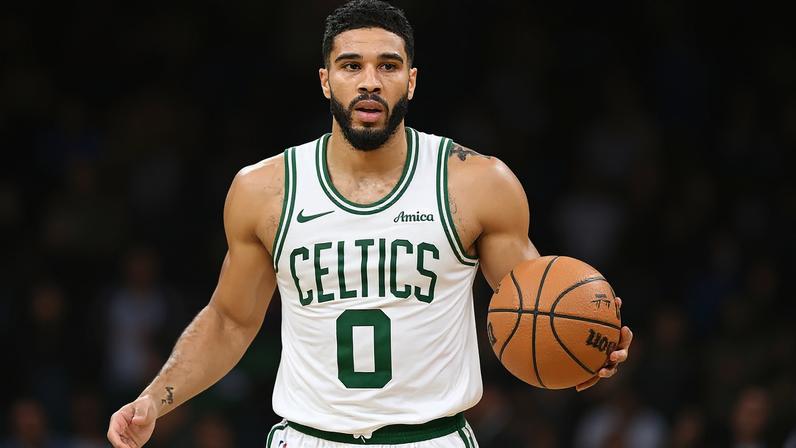 Jayson Tatum em ação pelo Boston Celtics na NBA (Foto: Brian Babineau / AFP)