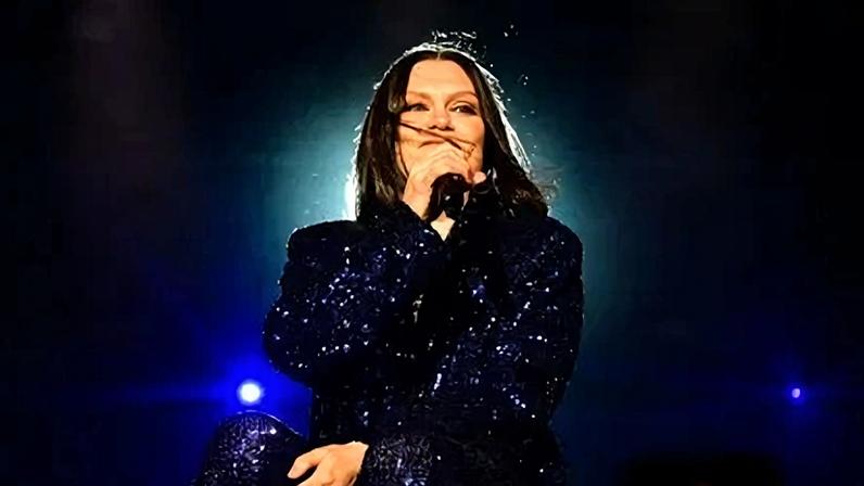 Jessie J bateu a cabeça e pensou ter quebrado o pescoço