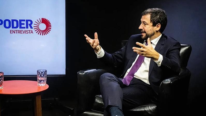 O secretário de Políticas Digitais do governo Lula, João Brant, em entrevista ao Poder360 no estúdio em Brasília
