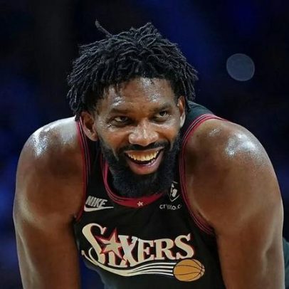 Embiid decide e 76ers vencem Hornets em confronto direto