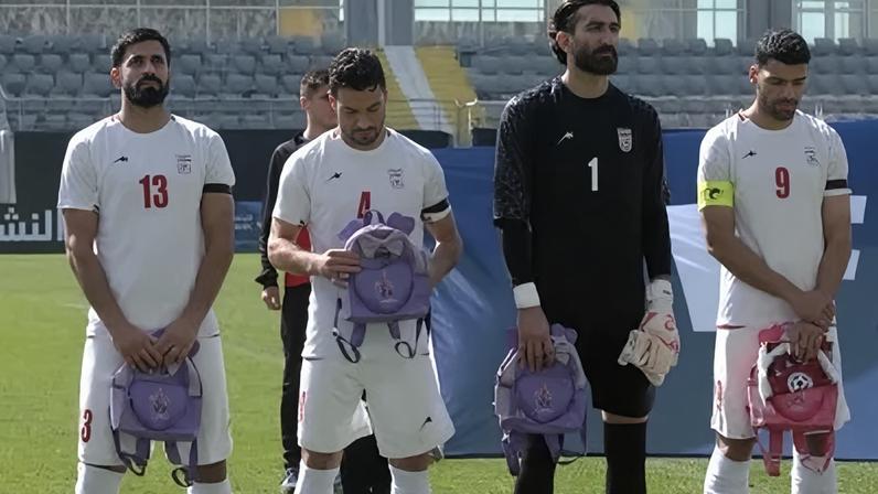 Jogadores da Seleção do Irã protestam segurando mochilas de crianças