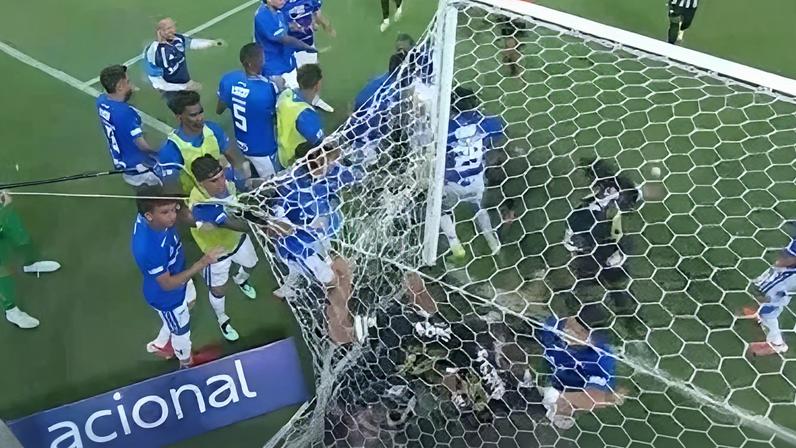 Jogadores do Cruzeiro e Atletico brigam no Mineirão