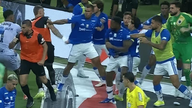 Jogadores do Cruzeiro e Atlético se envolveram em briga generalizada