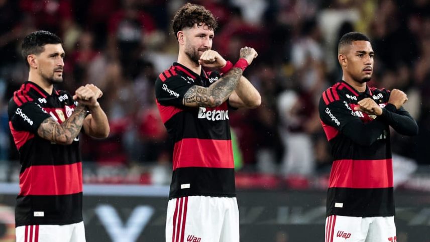 Jogadores do Flamengo fazem gesto antirracista em ação antes de duelo com o Remo no Maracanã (Foto: GIlvan de Souza / Flamengo)