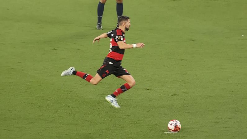 Jorginho cobra pênalti pelo Flamengo na final do Campeonato Carioca contra o Fluminense (Foto: Lucas Bayer / Lance!)