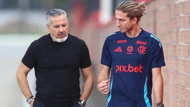 Filipe Luís conversa com José Boto durante treino do Flamengo (Foto: Divulgação)