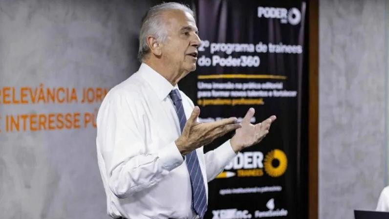 O ministro da Defesa, José Múcio, durante palestra aos trainees na sede do jornal digital Poder360, em Brasília