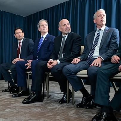 Trump se interessa por sapatos de empresa que o processou por tarifas