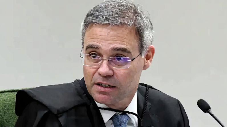 André Mendonça viajaria nessa quinta de Brasília para o Rio de Janeiro, onde vai ministrar curso