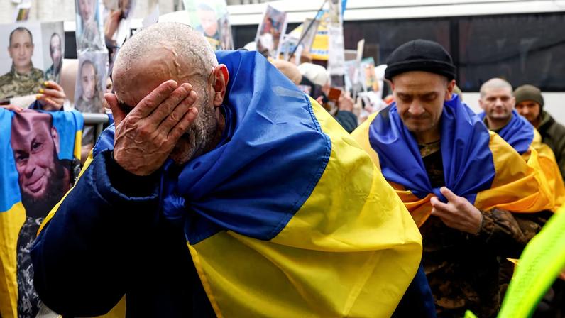 Ucrânia devolve 200 prisioneiros de guerra em troca com a Rússia, diz Zelenskiy