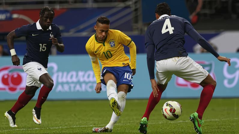 Neymar fez um dos gols na última vitória do Brasil sobre a França, em 2015