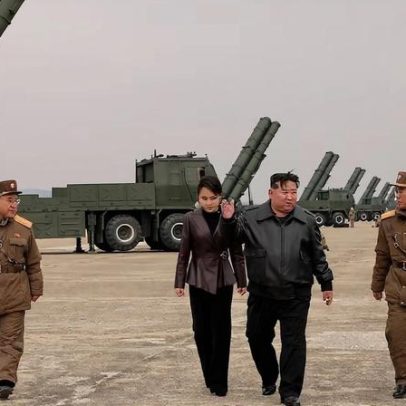 Kim supervisiona teste de múltiplos lançadores de foguetes